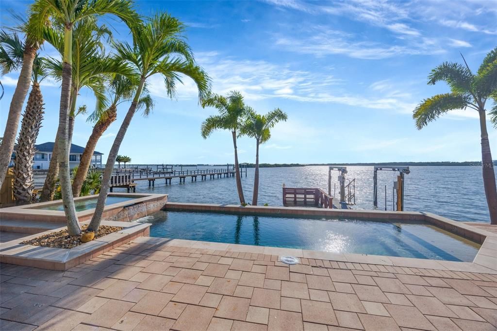8400 35TH AVENUE N, St Petersburg, FL 33710