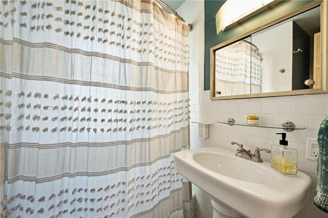 7709 Santa Fe Drive, Overland Park, KS 66204