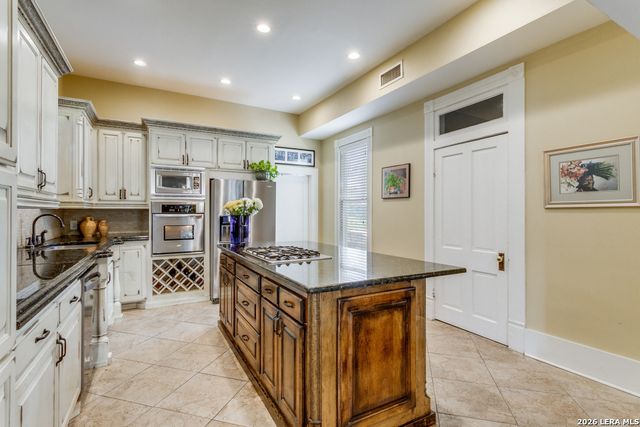 305 W ASHBY PL, San Antonio, TX 78212