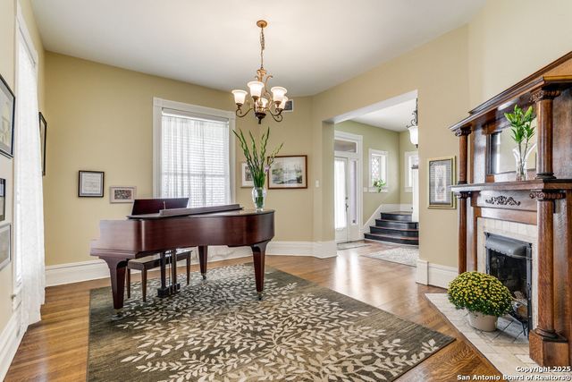 305 W ASHBY PL, San Antonio, TX 78212