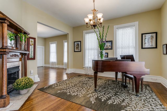 305 W ASHBY PL, San Antonio, TX 78212