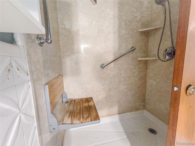 19942 Vernier Road, Harper Woods, MI 48225