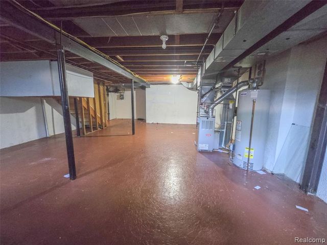 19942 Vernier Road, Harper Woods, MI 48225