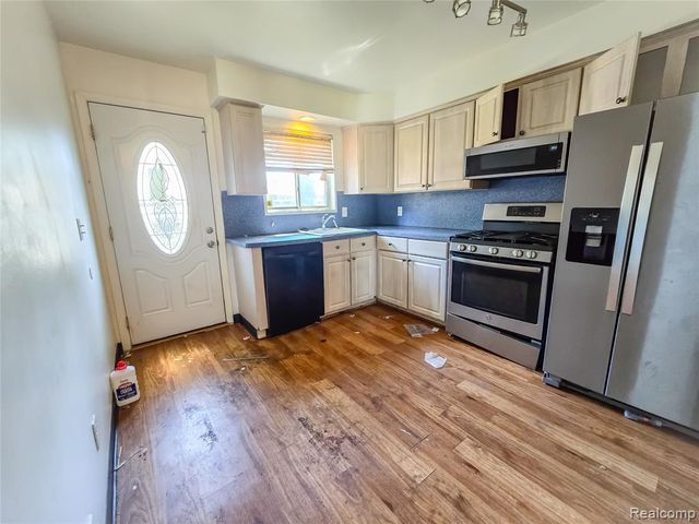 19942 Vernier Road, Harper Woods, MI 48225