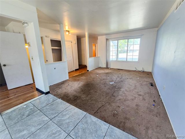19942 Vernier Road, Harper Woods, MI 48225