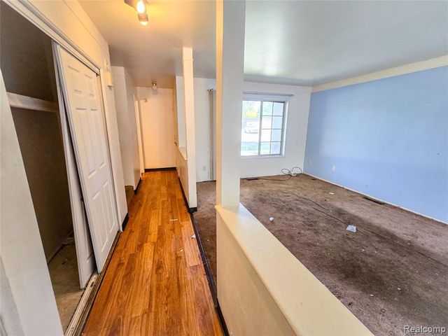 19942 Vernier Road, Harper Woods, MI 48225