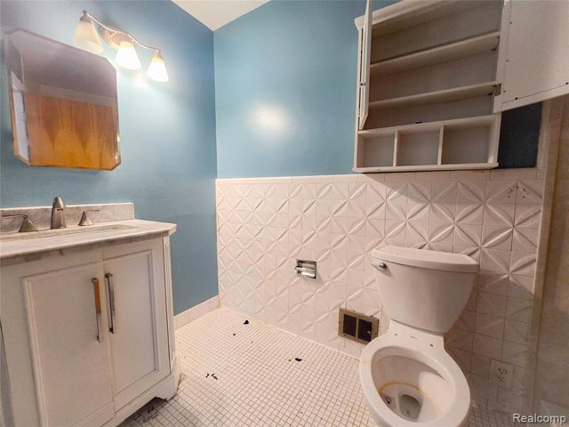 19942 Vernier Road, Harper Woods, MI 48225