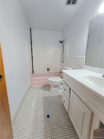 19942 Vernier Road, Harper Woods, MI 48225