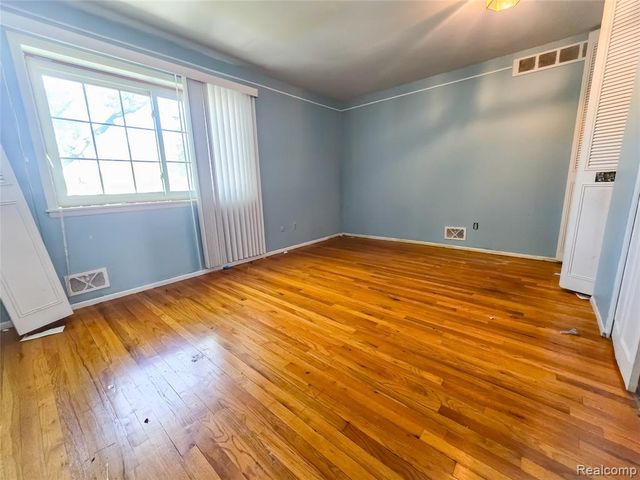 19942 Vernier Road, Harper Woods, MI 48225
