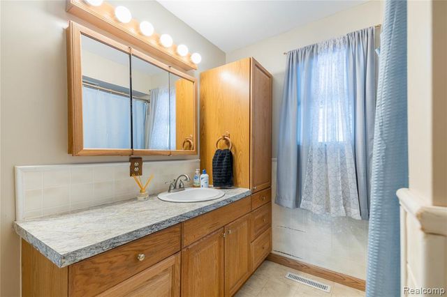 5942 Bluebush Road, Monroe, MI 48162