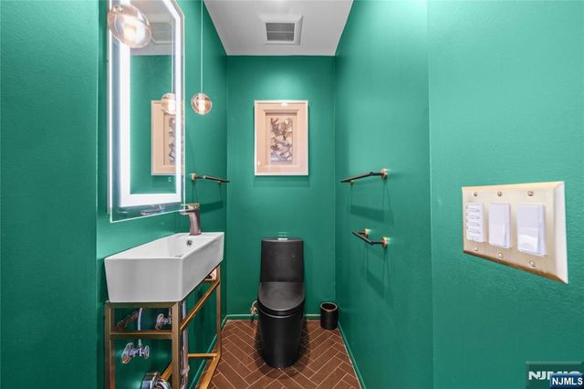 451 Mountain Avenue, North Caldwell, NJ 07006