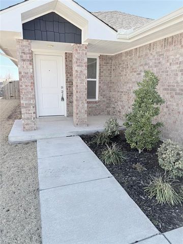 3724 Apple Villas Center, Moore, OK 73160