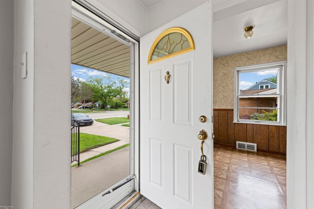 27207 Little Mack Avenue, St Clair Shores, MI 48081