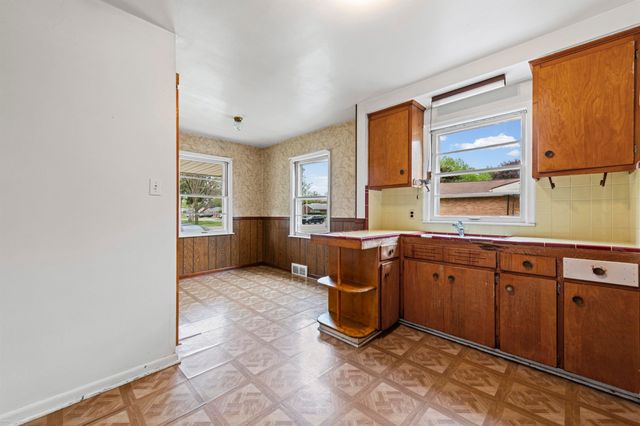 27207 Little Mack Avenue, St Clair Shores, MI 48081