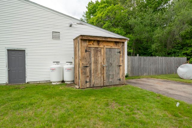 35 S Main Street, Newton, NH 03858