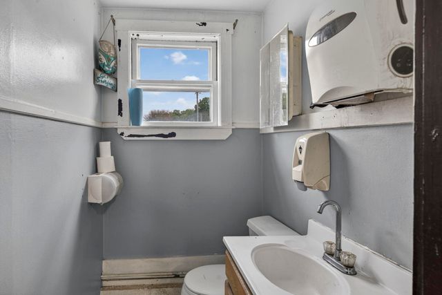 35 S Main Street, Newton, NH 03858
