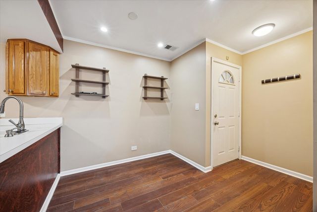 1860 Huntington Boulevard E, Hoffman Estates, IL 60169