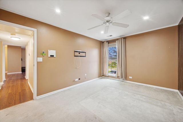 1860 Huntington Boulevard E, Hoffman Estates, IL 60169