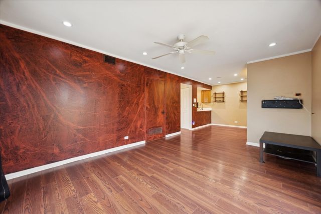 1860 Huntington Boulevard E, Hoffman Estates, IL 60169