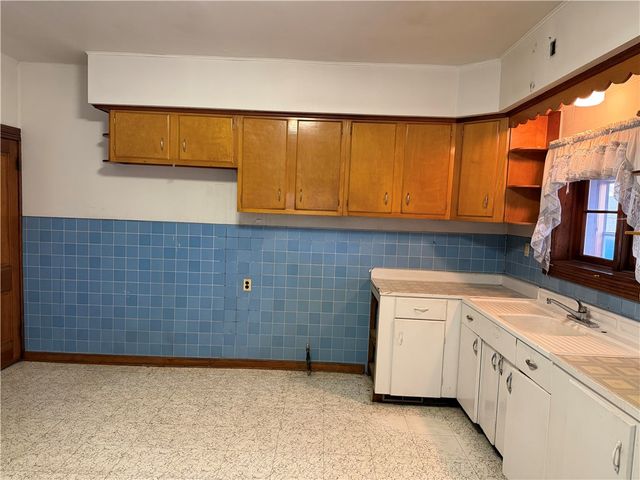 926 N Ashland, New Castle, PA 16102