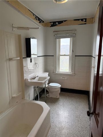 926 N Ashland, New Castle, PA 16102