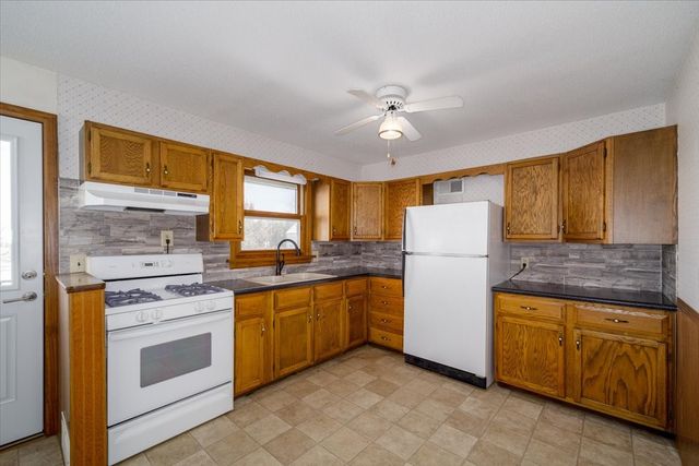 404 W Des Moines Street, Brooklyn, IA 52211