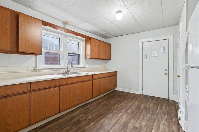 570 E Dale Avenue, Muskegon, MI 49442