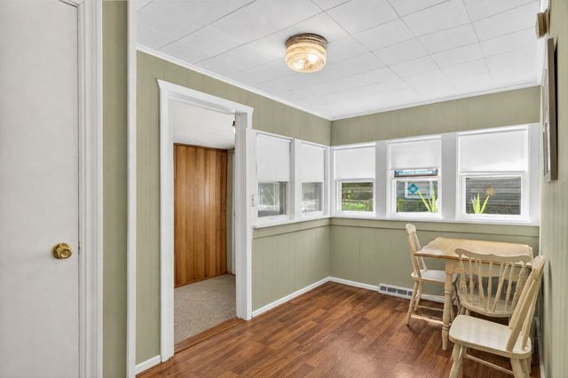 105 Edgewood Avenue, Crystal Lake, IL 60014