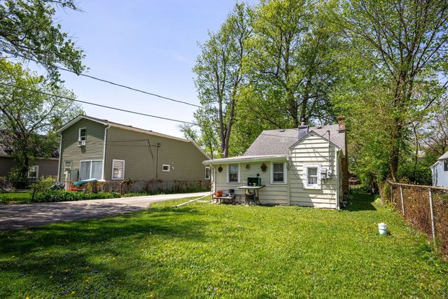 105 Edgewood Avenue, Crystal Lake, IL 60014