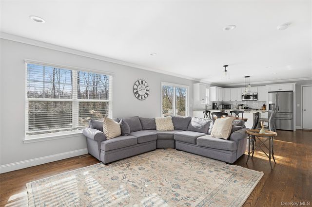 3 Lincoln Avenue, Manorville, NY 11949