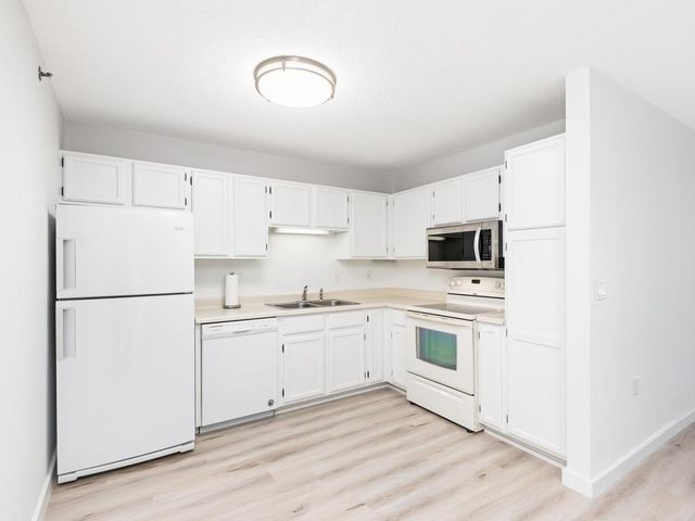 6500 Woodlake Drive 914, Richfield, MN 55423