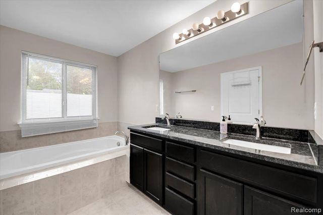 41761 Steinbeck Glen, Novi, MI 48377