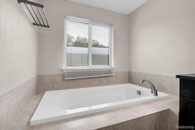 41761 Steinbeck Glen, Novi, MI 48377