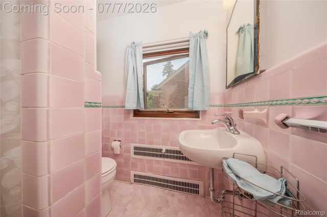 16580 Westmoreland Road, Detroit, MI 48219