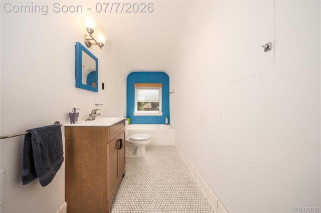16580 Westmoreland Road, Detroit, MI 48219