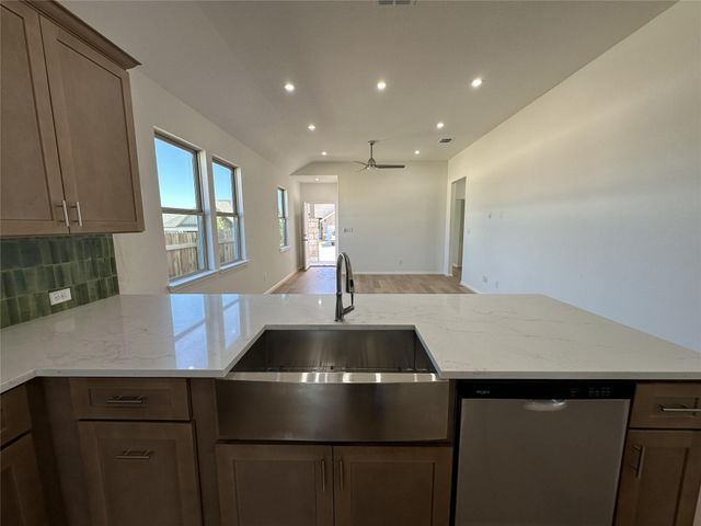 332 Glocken LN, Kyle, TX 78640