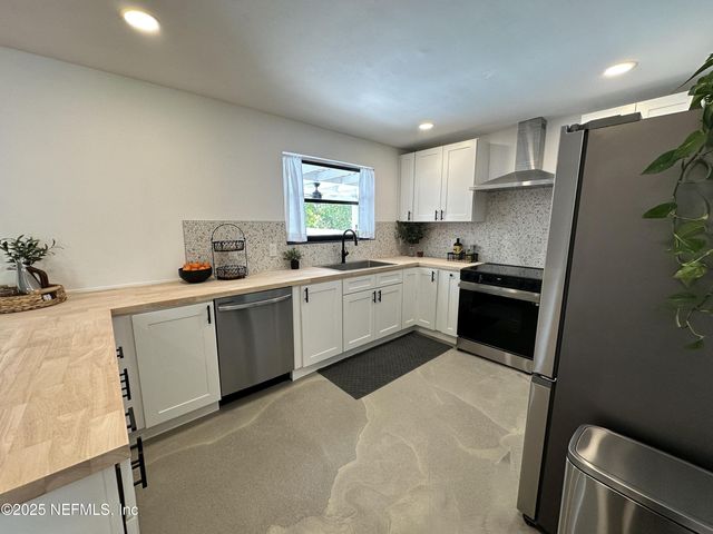 1118 BROOKMONT Avenue E, Jacksonville, FL 32211
