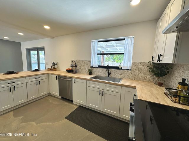 1118 BROOKMONT Avenue E, Jacksonville, FL 32211