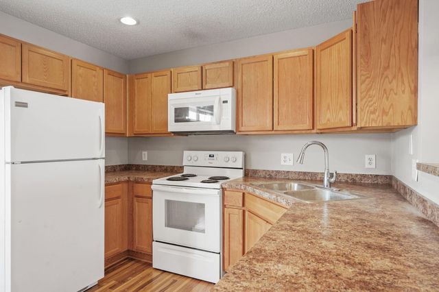 2880 Clover Ridge Drive, Chaska, MN 55318