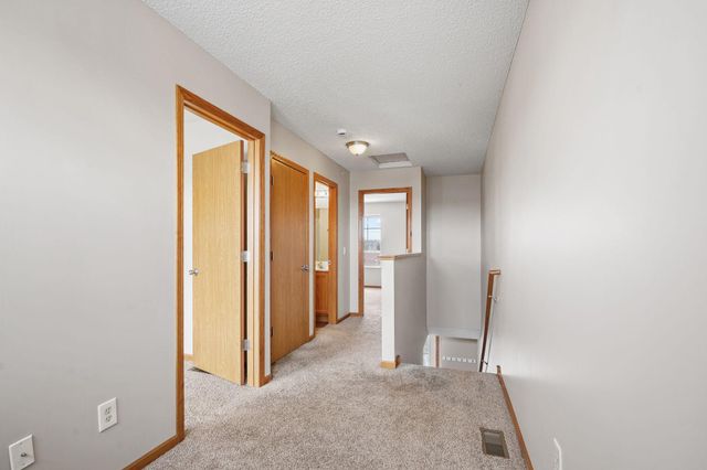 2880 Clover Ridge Drive, Chaska, MN 55318