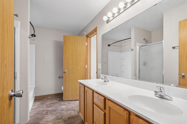 2880 Clover Ridge Drive, Chaska, MN 55318