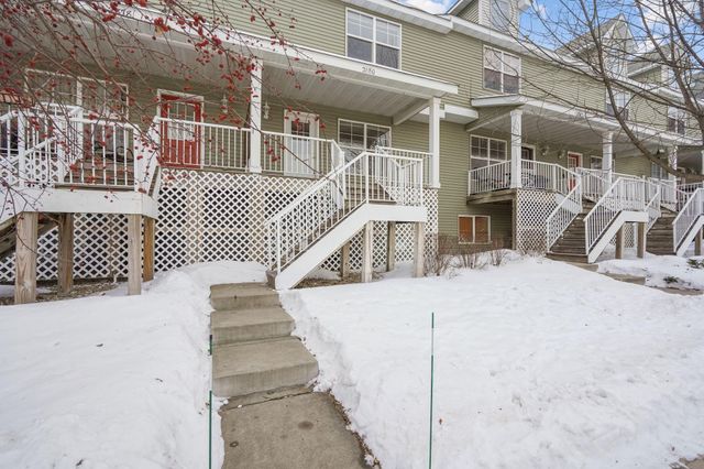 2880 Clover Ridge Drive, Chaska, MN 55318