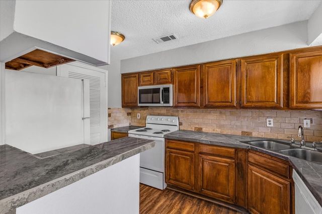 1908 Cloisters Drive 511, Arlington, TX 76011