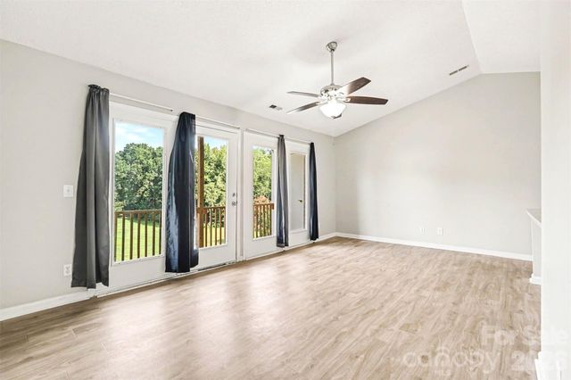 6165 Meadow Rose Lane, Charlotte, NC 28215
