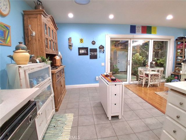 7552 Corbin Avenue 4, Reseda, CA 91335