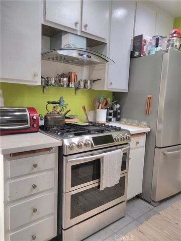 7552 Corbin Avenue 4, Reseda, CA 91335