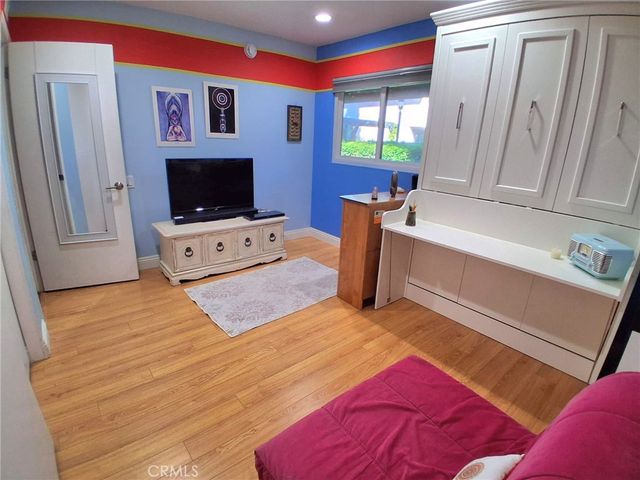 7552 Corbin Avenue 4, Reseda, CA 91335