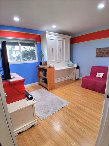 7552 Corbin Avenue 4, Reseda, CA 91335