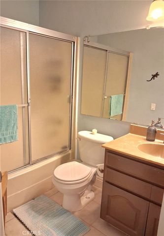 7552 Corbin Avenue 4, Reseda, CA 91335