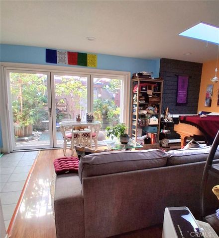 7552 Corbin Avenue 4, Reseda, CA 91335
